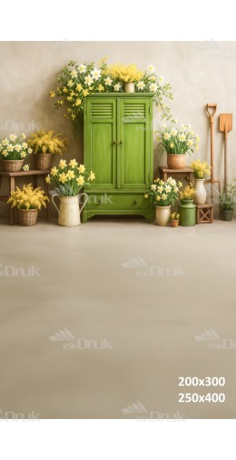 Tło fotograficzne wiosenne z zieloną szafką, narcyzami i ogrodowymi dekoracjami | E574